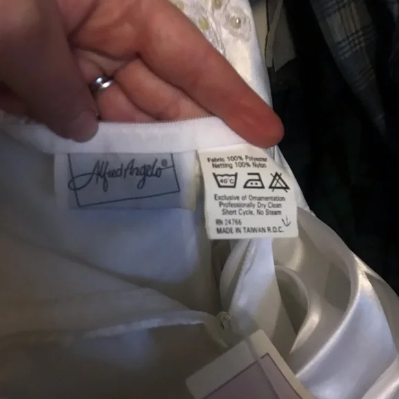 Vintage Alfred Angelo Beautiful Sequined Full Length Puff Sleeved Wedding Gown. - Picture 13 of 17